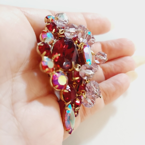 Vintage 50s red Julianna rhinestone iridescent aurora borielis crystal dangl pin - Picture 7 of 9